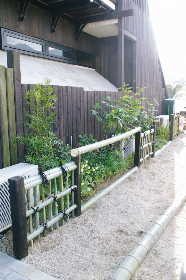 竹垣と竹の車止めのある喫茶店オリザ　廿日市市