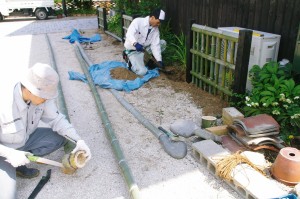 竹垣と竹の車止めのある喫茶店オリザ　廿日市市