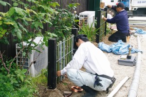 竹垣と竹の車止めのある喫茶店オリザ　廿日市市