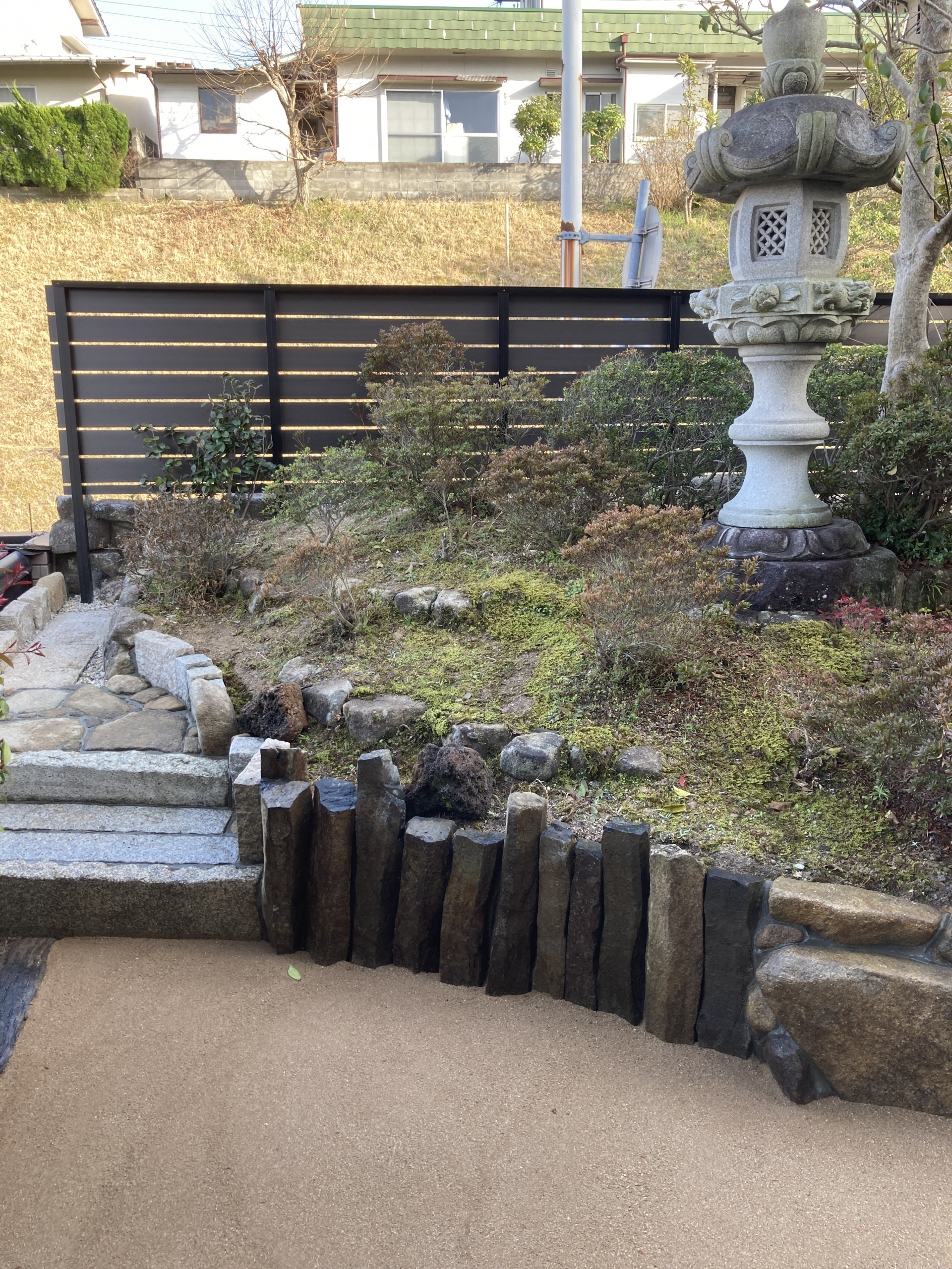朽ちた枕木の代わりに、自然石で土留めと階段を配置した庭　広島市　K様邸