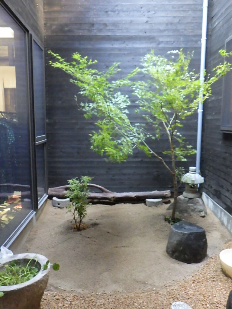店舗内の通路と中庭をﾘﾌｫｰﾑｶﾞｰﾃﾞﾝ　廿日市市　T庵