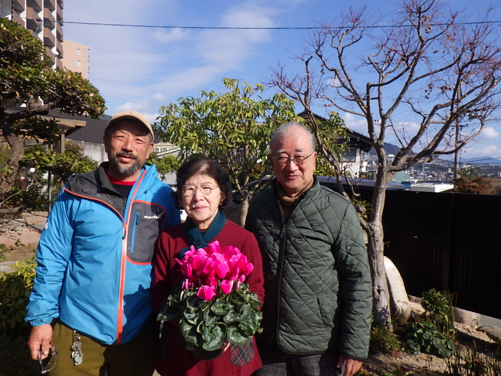 小さかった生垣がドンドン大きくなり落ち葉拾いに手がかかり、縦格子状の目隠しフェンスで、メンテナンスが楽に　広島市　H様邸